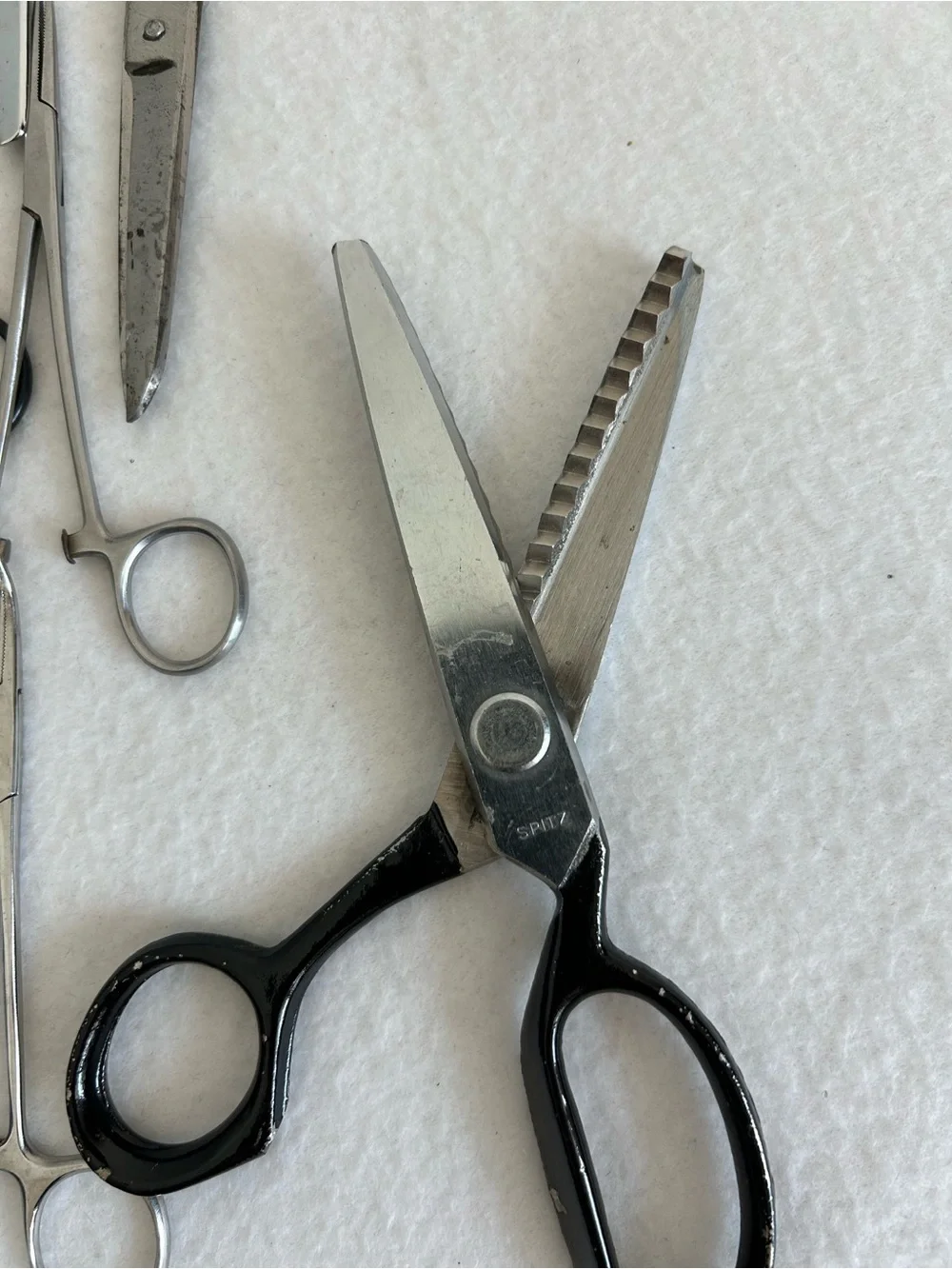 25 Vintage Scissors Sewing Crafts Embroidery Pinking LOT USA England Taiwan